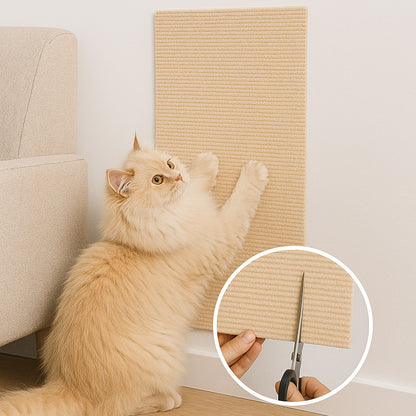Chat beige qui griffe un griffoir beige accroché au mur