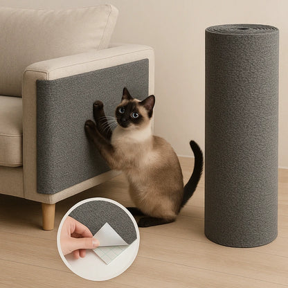 Chat bicolore qui griffe un griffoir adhésir sur un canapé